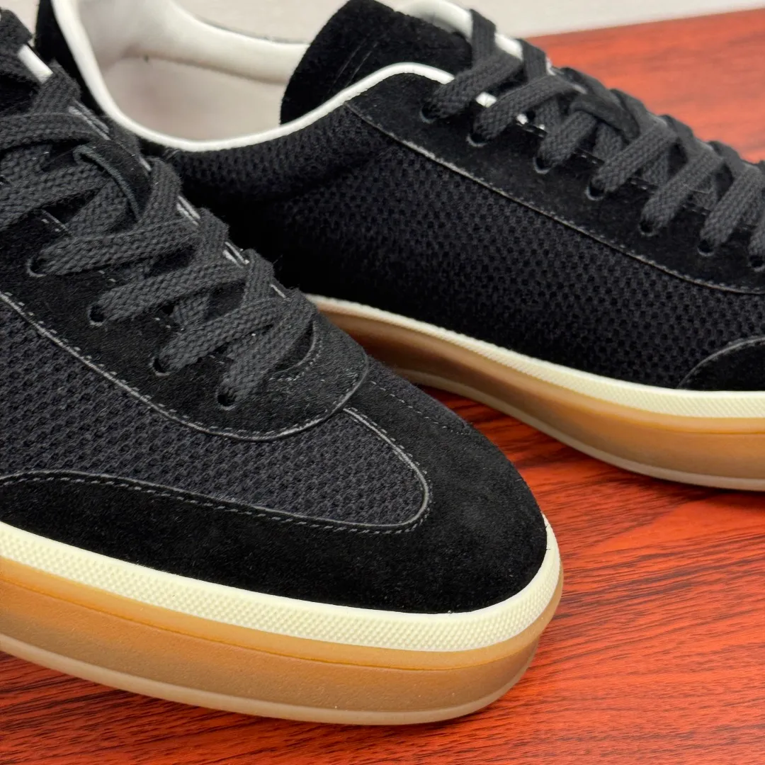 Batch 740 Loro Piana Tennis Walk men's moral training sneakers! These new textured leather tennis shoes feature an ultra-low-top design for year-round wear and are water-resistant. The wrapped sole creates an effortlessly attractive color combination that harmoniously blends functionality with understated style. The ideal footwear option for urban dressing. The heel is decorated with a soft calfskin tongue with Kummel color inserts and an embossed LP logo. Cotton shoelaces. Material: Upper: Gray woven stitching with cowhide accents! Sole: Rubber lining: Cow leather original rubber sole, excellent foot comfort, complete package! Size: 39-40-41-42-43-44 leather shoe size (38.4546 can be customized) Item number: FAM1316 black